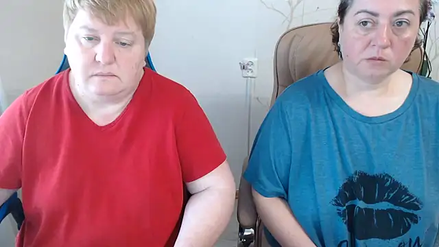 Snapshot of Lindy-Jeanie chatting on 06-07-26, 06:51 Lindy-Jeanie online show from 06-07-26, 06:51