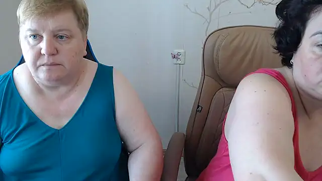 Snapshot of Lindy-Jeanie chatting on 06-21-26, 12:44 Lindy-Jeanie online show from 06-21-26, 12:44