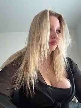 Snapshot of bettyloveu chatting on 05-19-26, 04:08 bettyloveu online show from 05-19-26, 04:08