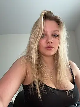 Snapshot of bettyloveu chatting on 05-20-26, 04:09 bettyloveu online show from 05-20-26, 04:09