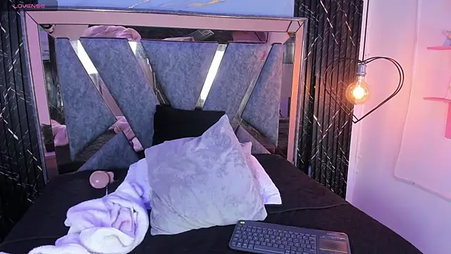  charlotte quee  online show from 04-04-26, 03:07