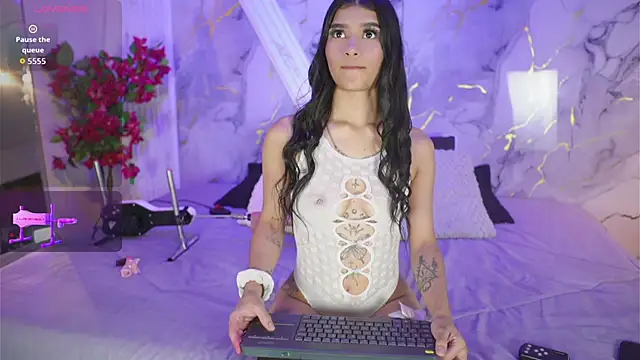  charlotte quee  online show from 04-15-26, 07:51