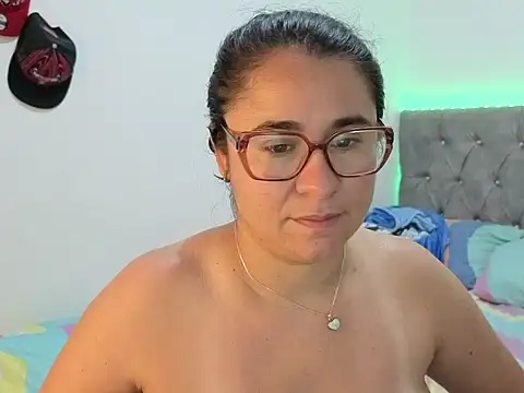 Snapshot of estrellajunior chatting on 05-06-26, 02:04 estrellajunior online show from 05-06-26, 02:04