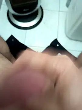 Snapshot of gabry21e5 chatting on 04-08-26, 08:27 gabry21e5 online show from 04-08-26, 08:27