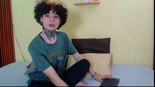 Snapshot of JuneBlake_ chatting on 03-13-26, 02:00 JuneBlake online show from 03-13-26, 02:00