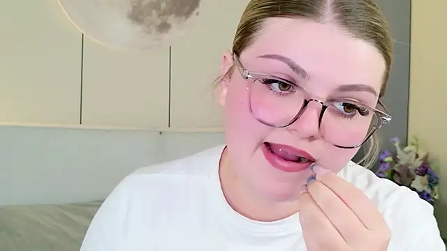 Snapshot of WendyPage chatting on 07-27-26, 03:52 WendyPage online show from 07-27-26, 03:52