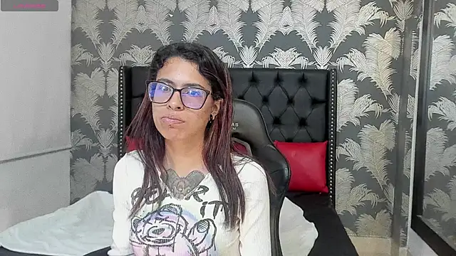 Snapshot of Emily_Lopera chatting on 06-21-26, 11:43 Emily Lopera online show from 06-21-26, 11:43