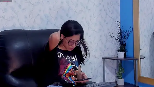 Snapshot of Emily_Lopera chatting on 07-08-26, 03:56 Emily Lopera online show from 07-08-26, 03:56