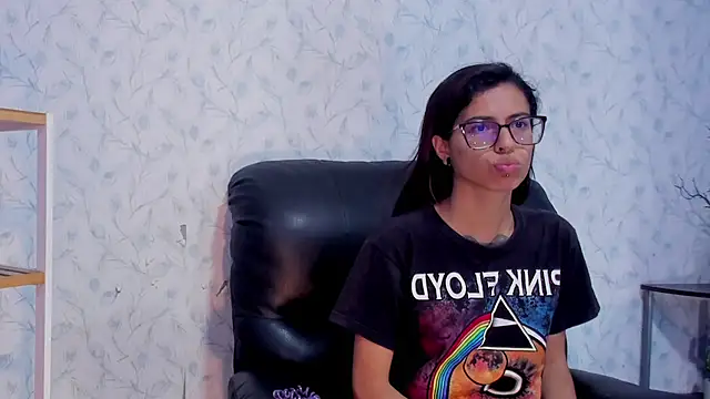 Snapshot of Emily_Lopera chatting on 07-04-26, 03:38 Emily Lopera online show from 07-04-26, 03:38
