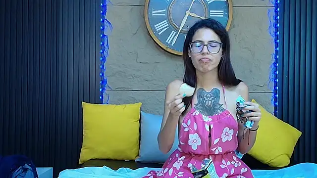 Snapshot of Emily_Lopera chatting on 06-17-26, 12:00 Emily Lopera online show from 06-17-26, 12:00