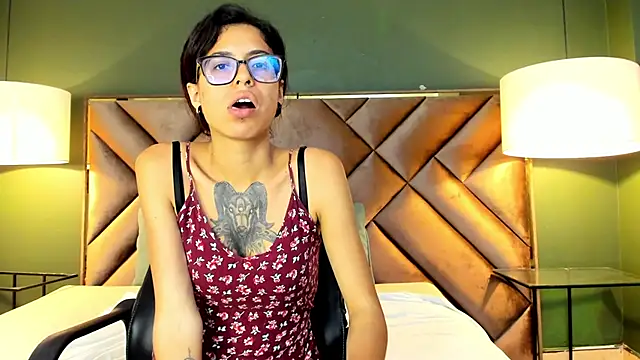 Snapshot of Emily_Lopera chatting on 06-20-26, 02:16 Emily Lopera online show from 06-20-26, 02:16