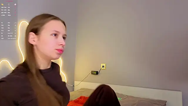 Snapshot of Emma_dream_ chatting on 05-11-26, 01:29 Emma dream online show from 05-11-26, 01:29