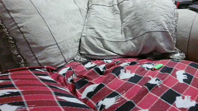 Snapshot of willywet chatting on 06-11-26, 01:38 willywet online show from 06-11-26, 01:38