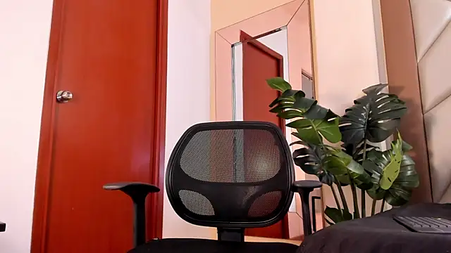 Allison Owenns online show from 04-10-26, 05:03