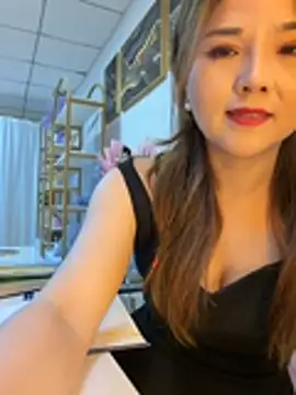 Snapshot of Xiaoxiao-y chatting on 06-18-26, 01:49 Xiaoxiao-y online show from 06-18-26, 01:49