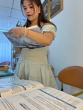 Snapshot of Xiaoxiao-y chatting on 06-21-26, 07:03 Xiaoxiao-y online show from 06-21-26, 07:03