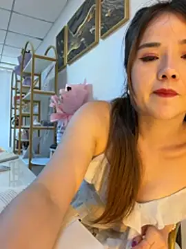 Snapshot of Xiaoxiao-y chatting on 07-15-26, 06:31 Xiaoxiao-y online show from 07-15-26, 06:31