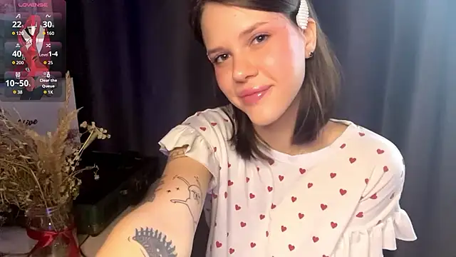 Snapshot of SarahHunnye chatting on 03-18-26, 12:25 SarahHunnye online show from 03-18-26, 12:25