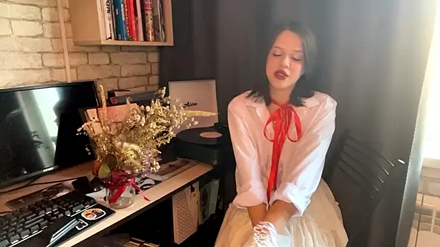 Snapshot of SarahHunnye chatting on 03-15-26, 11:56 SarahHunnye online show from 03-15-26, 11:56