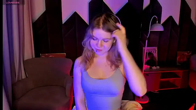 Snapshot of ElizabethVane chatting on 07-18-26, 05:27 ElizabethVane online show from 07-18-26, 05:27