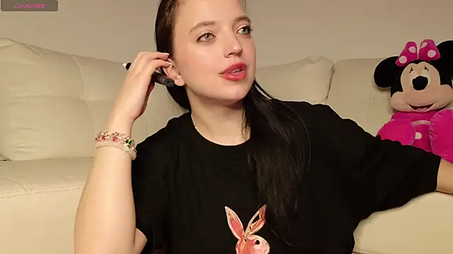 Snapshot of Minnie_mouse_18 chatting on 03-14-26, 08:37 Minnie mouse 18 online show from 03-14-26, 08:37