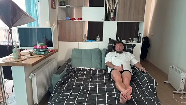 KarlAndKlara online show from 05-31-26, 12:00