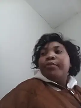 Snapshot of BeverlyQueen15 chatting on 06-16-26, 06:24 BeverlyQueen15 online show from 06-16-26, 06:24