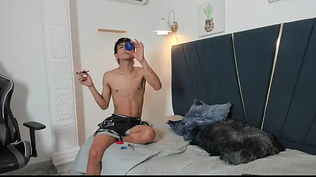 Snapshot of Enzo_love18 chatting on 05-16-26, 03:38 Enzo love18 online show from 05-16-26, 03:38