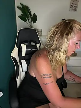 Snapshot of SuesseAurelie1 chatting on 05-30-26, 04:12 SuesseAurelie1 online show from 05-30-26, 04:12