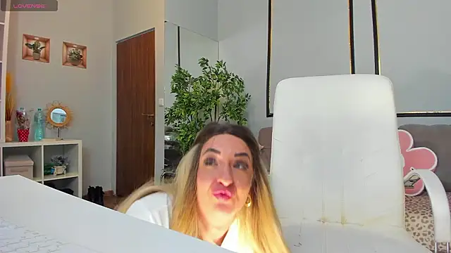 Snapshot of ElyssaVibe chatting on 03-18-26, 11:48 ElyssaVibe online show from 03-18-26, 11:48