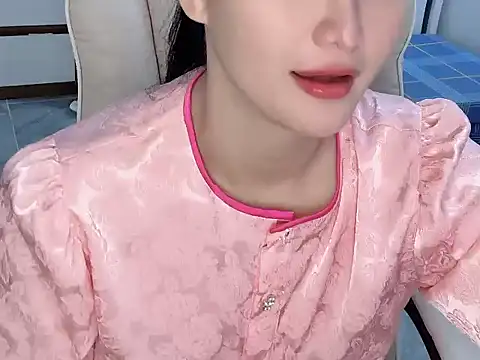 Snapshot of AmyLinee_1 chatting on 06-19-26, 04:18 AmyLinee 1 online show from 06-19-26, 04:18