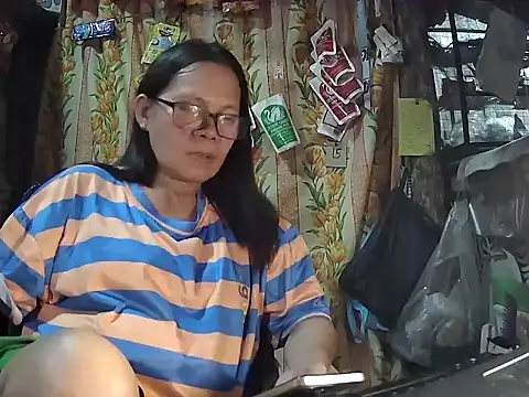 Snapshot of mommylicious_23 chatting on 07-28-26, 12:48 mommylicious 23 online show from 07-28-26, 12:48