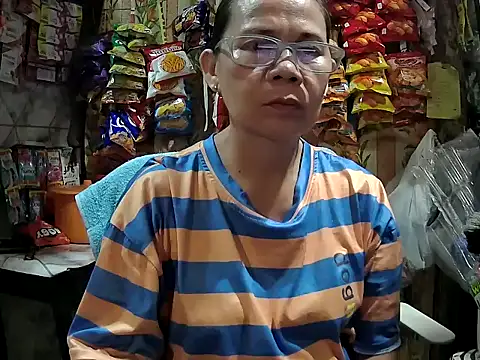 Snapshot of mommylicious_23 chatting on 05-17-26, 11:43 mommylicious 23 online show from 05-17-26, 11:43