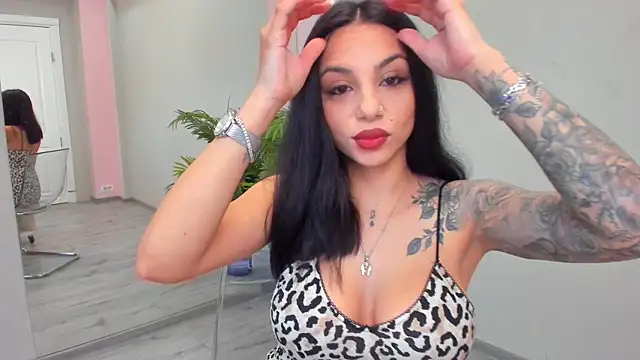 Snapshot of MissSiennaa chatting on 05-17-26, 05:18 MissSiennaa online show from 05-17-26, 05:18