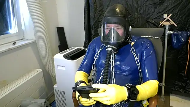 Snapshot of latexslaveboy chatting on 06-01-26, 08:03 latexslaveboy online show from 06-01-26, 08:03