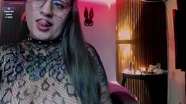 Snapshot of Violett_8 chatting on 06-06-26, 01:33 Violett 8 online show from 06-06-26, 01:33