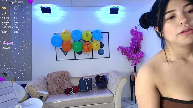 Snapshot of Kitty__meow chatting on 05-12-26, 12:33 Kitty meow online show from 05-12-26, 12:33