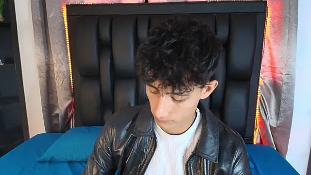 Snapshot of MaxiimoRomano_ chatting on 06-19-26, 04:35 MaxiimoRomano online show from 06-19-26, 04:35