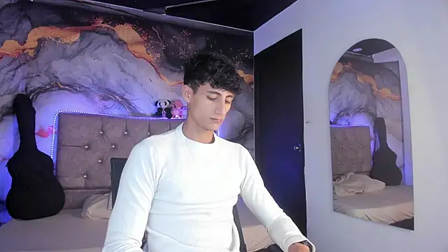 Snapshot of MaxiimoRomano_ chatting on 04-23-26, 01:24 MaxiimoRomano online show from 04-23-26, 01:24