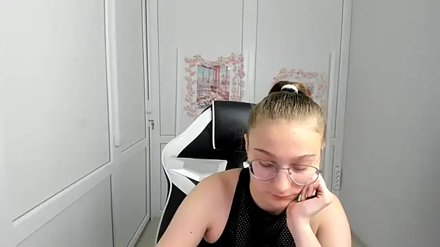 Snapshot of Mia_kristal chatting on 06-07-26, 07:35 Mia kristal online show from 06-07-26, 07:35