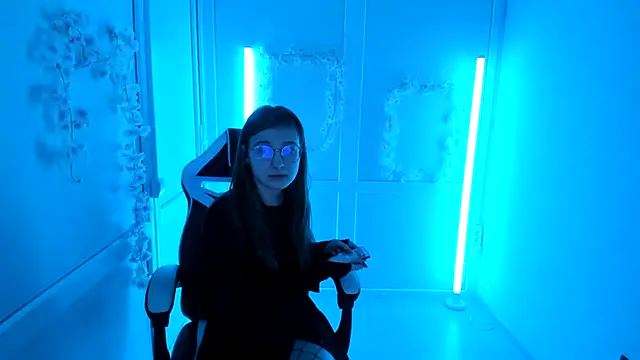 Mia kristal online show from 04-25-26, 07:11