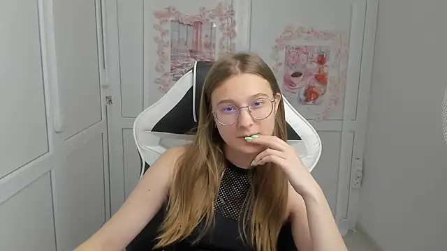 Snapshot of Mia_kristal chatting on 06-11-26, 07:16 Mia kristal online show from 06-11-26, 07:16
