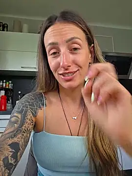Snapshot of NicoleKaiser chatting on 06-01-26, 10:37 NicoleKaiser online show from 06-01-26, 10:37