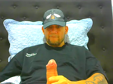 Snapshot of altenori chatting on 05-15-26, 01:14 altenori online show from 05-15-26, 01:14