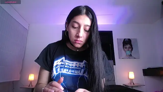 Snapshot of Melannyy_V chatting on 05-18-26, 01:05 Melannyy V online show from 05-18-26, 01:05