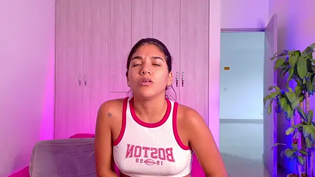 Snapshot of isabellahofmann chatting on 04-15-26, 10:32 isabellahofmann online show from 04-15-26, 10:32