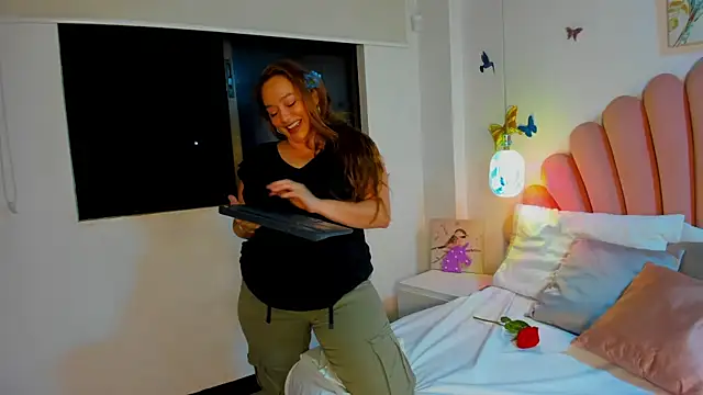 Snapshot of SabrinaVantress chatting on 06-25-26, 04:21 SabrinaVantress online show from 06-25-26, 04:21