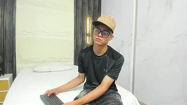 Snapshot of Apolo_jonnes chatting on 04-23-26, 01:56 Apolo jonnes online show from 04-23-26, 01:56