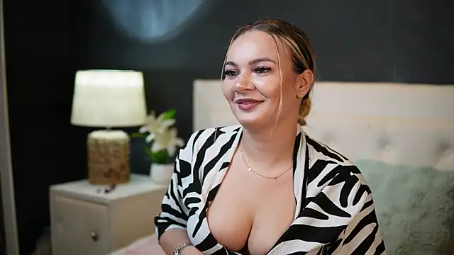 Snapshot of DaliaParis chatting on 06-12-26, 08:17 DaliaParis online show from 06-12-26, 08:17