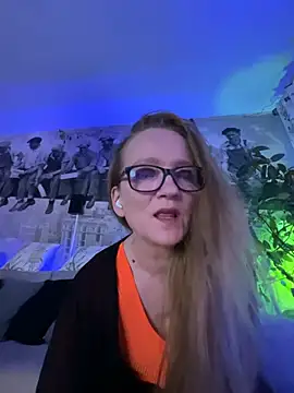 Snapshot of LizzieZ1975 chatting on 05-23-26, 08:30 LizzieZ1975 online show from 05-23-26, 08:30